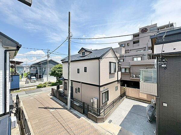 窓を開けると広がる青空。心をリフレッシュして日々を過ごしていきましょう。
