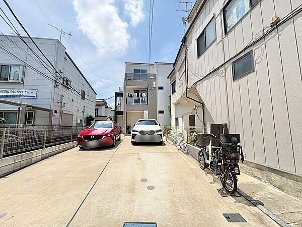 本物件の駐車スペースです。車種制限のある場合もございますので、お気軽にお問い合わせくださいませ。