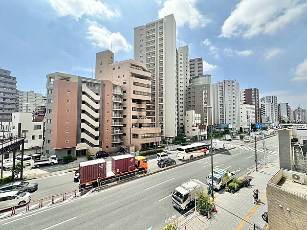 窓を開けると広がる青空。心をリフレッシュして日々を過ごしていきましょう。