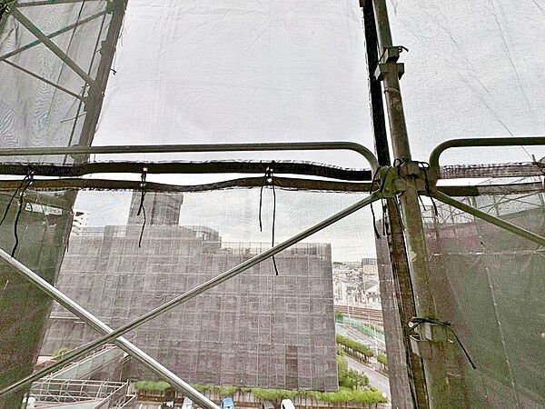 窓を開けると広がる青空。心をリフレッシュして日々を過ごしていきましょう。