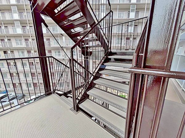 落ち着いた雰囲気の階段。手すりもあり安心ですね。