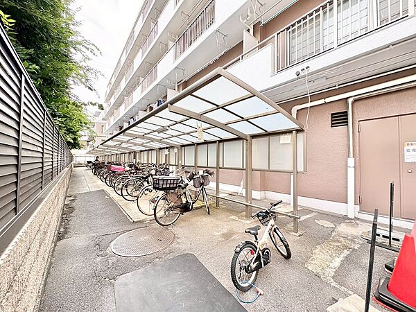 整理整頓された駐輪場で、管理体制の良好さがうかがえます。