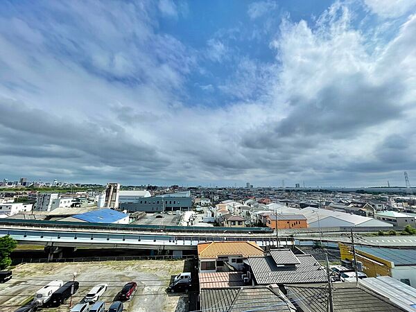 窓を開けると広がる青空。心をリフレッシュして日々を過ごしていきましょう。