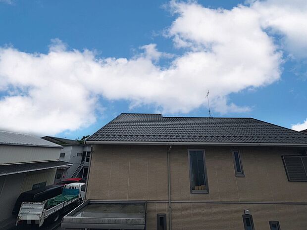 窓を開けると広がる青空。心をリフレッシュして日々を過ごしていきましょう。