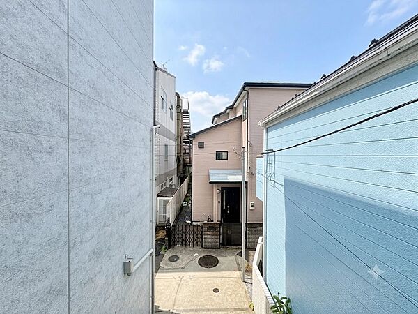 窓を開けると広がる青空。心をリフレッシュして日々を過ごしていきましょう。