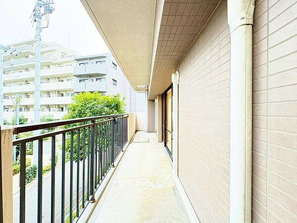 暮らしの中で、光と風を演出してくれるバルコニー。