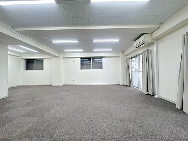 忙しく過ぎゆく日常を置き去るほど、ゆったりした時間が流れるリビング。