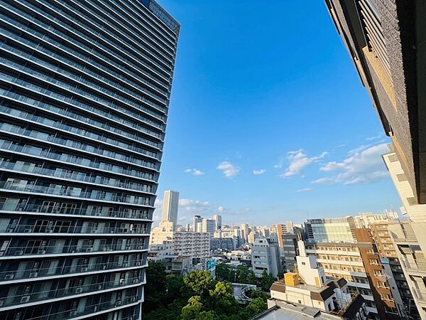 窓を開けると広がる青空。心をリフレッシュして日々を過ごしていきましょう。