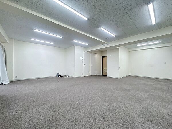 飾り過ぎないシンプルな内装と偏り過ぎないデザインで統一しました。