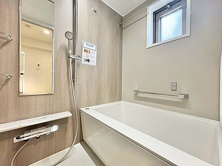 一日の疲れを癒すバスルームは、心地よいリラックスを叶える清潔感溢れる空間です。