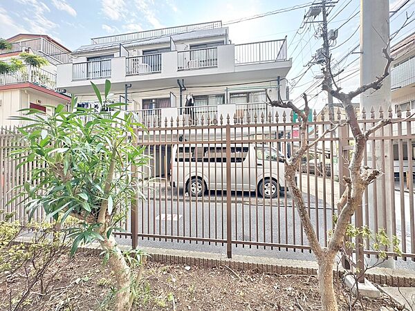窓を開けると広がる青空。心をリフレッシュして日々を過ごしていきましょう。