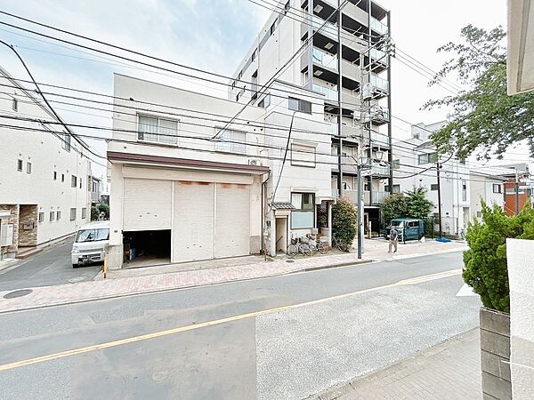 窓を開けると広がる青空。心をリフレッシュして日々を過ごしていきましょう。