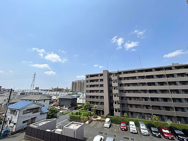 窓を開けると広がる青空。心をリフレッシュして日々を過ごしていきましょう。