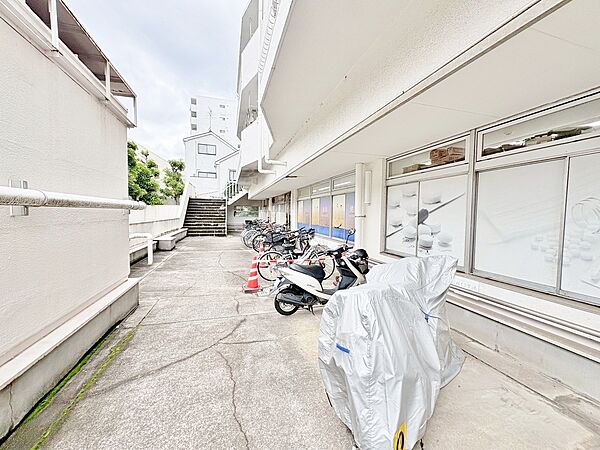 整理整頓された駐輪場で、管理体制の良好さがうかがえます。