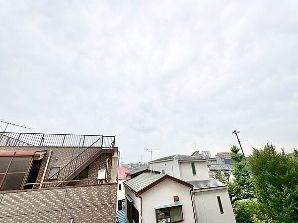 窓を開けると広がる青空。心をリフレッシュして日々を過ごしていきましょう。