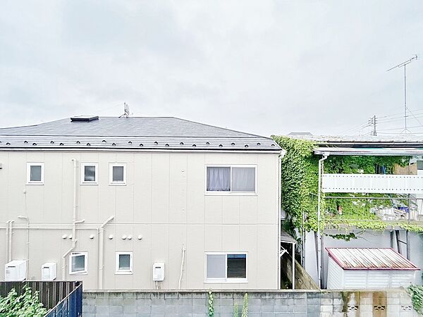 窓を開けると広がる青空。心をリフレッシュして日々を過ごしていきましょう。