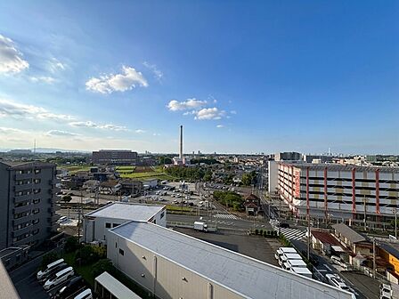 窓を開けると広がる青空。心をリフレッシュして日々を過ごしていきましょう。