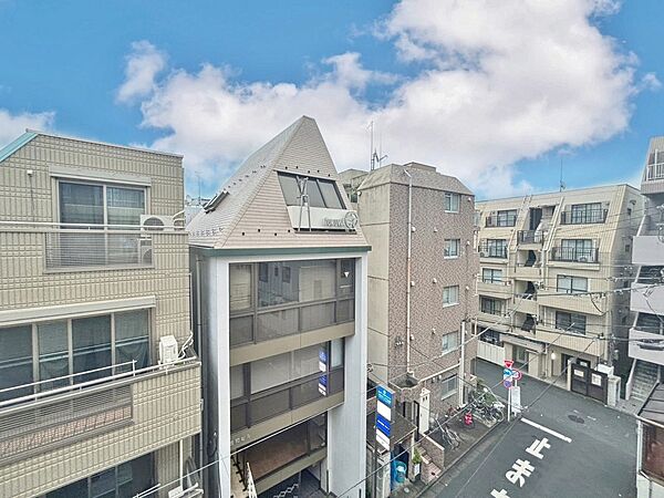 窓を開けると広がる青空。心をリフレッシュして日々を過ごしていきましょう。