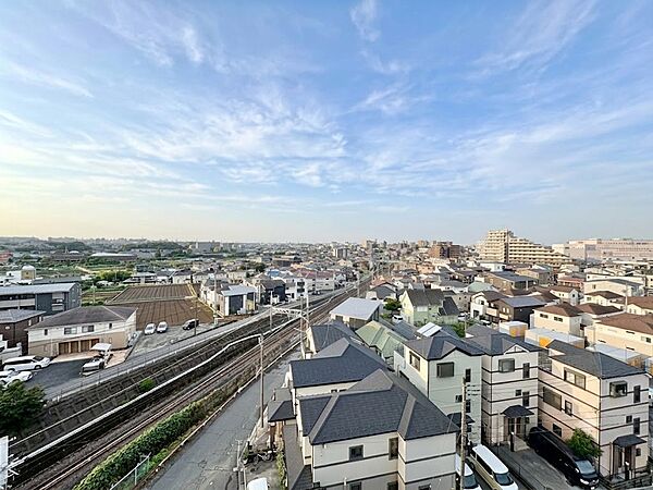 窓を開けると広がる青空。心をリフレッシュして日々を過ごしていきましょう。