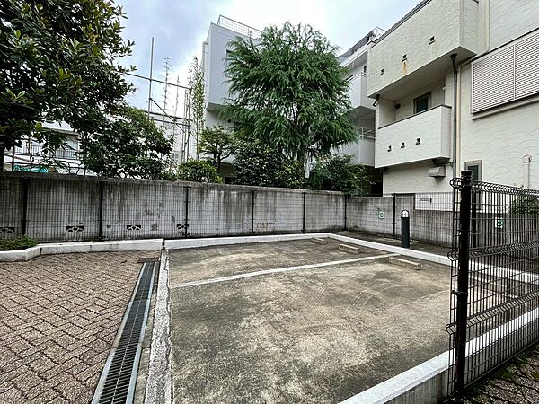 本物件の駐車スペースです。車種制限のある場合もございますので、お気軽にお問い合わせくださいませ。