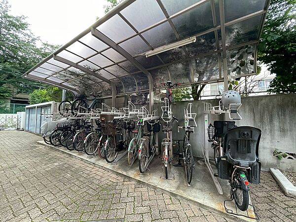 きちんと整備された駐輪場。住む方の心遣いが感じられます。