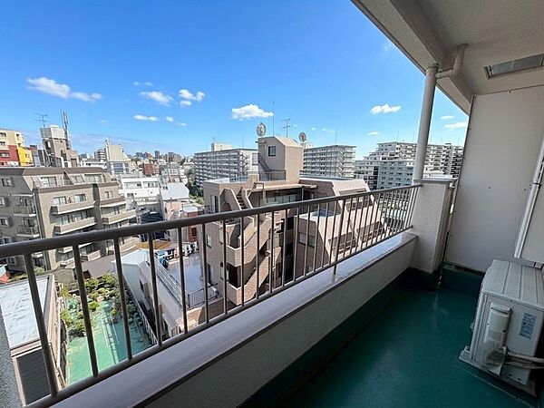暮らしの中で、光と風を演出してくれるバルコニー。