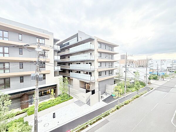 窓を開けると広がる青空。心をリフレッシュして日々を過ごしていきましょう。