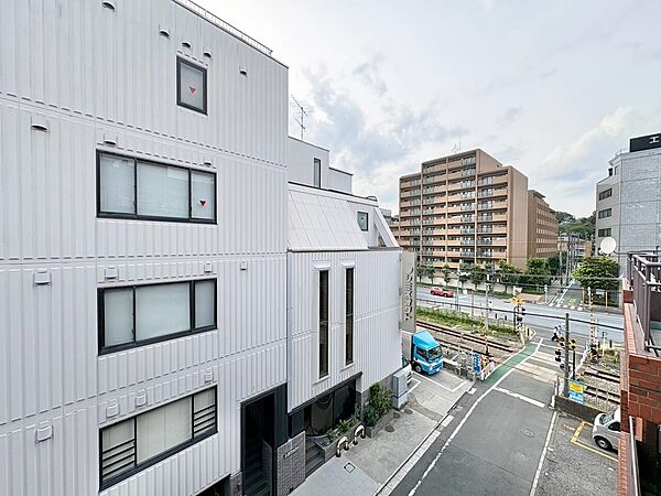 窓を開けると広がる青空。心をリフレッシュして日々を過ごしていきましょう。