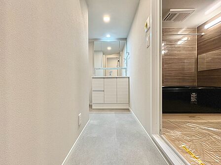 清潔感と心地よさを重視した、上質感漂うパウダールーム。