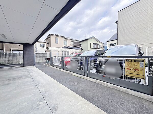 本物件の駐車スペースです。車種制限のある場合もございますので、お気軽にお問い合わせくださいませ。