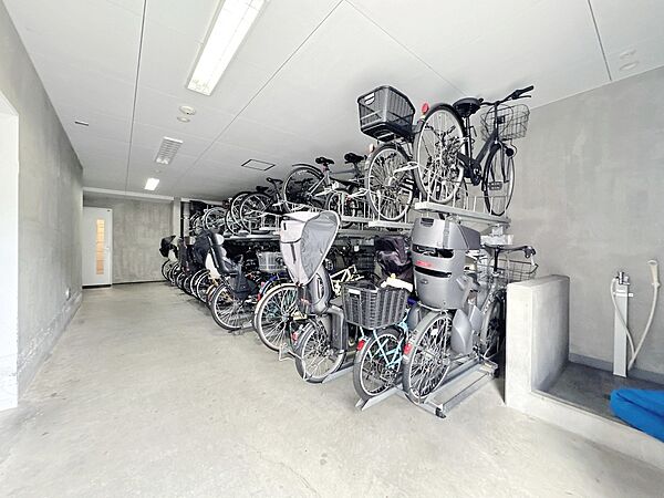 きちんと整備された駐輪場。住む方の心遣いが感じられます。