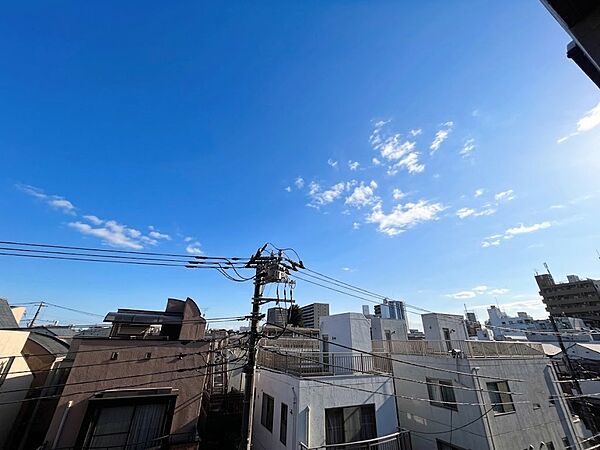 窓を開けると広がる青空。心をリフレッシュして日々を過ごしていきましょう。