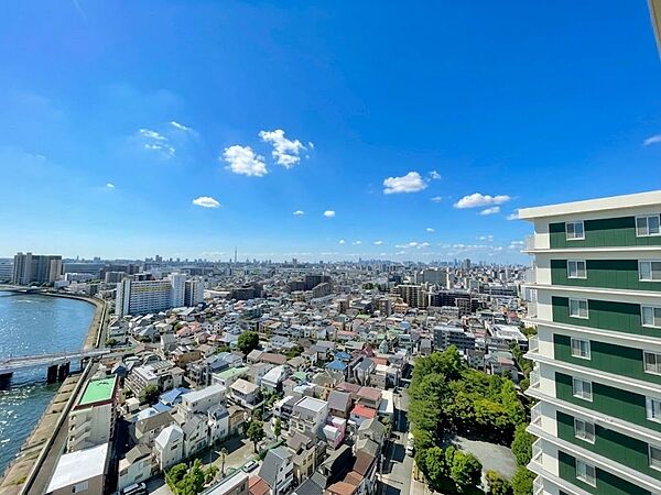 窓を開けると広がる青空。心をリフレッシュして日々を過ごしていきましょう。