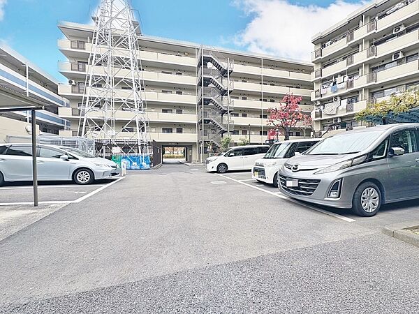 本物件の駐車スペースです。車種制限のある場合もございますので、お気軽にお問い合わせくださいませ。