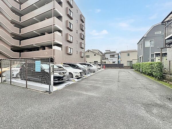本物件の駐車スペースです。車種制限のある場合もございますので、お気軽にお問い合わせくださいませ。