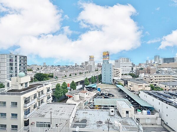 窓を開けると広がる青空。心をリフレッシュして日々を過ごしていきましょう。