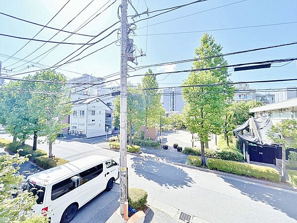 窓を開けると広がる青空。心をリフレッシュして日々を過ごしていきましょう。