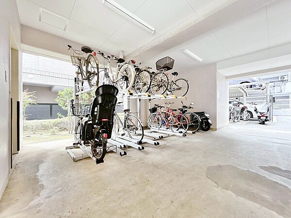 きちんと整備された駐輪場。住む方の心遣いが感じられます。