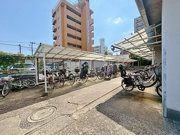 きちんと整備された駐輪場。住む方の心遣いが感じられます。