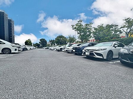 本物件の駐車スペースです。車種制限のある場合もございますので、お気軽にお問い合わせくださいませ。
