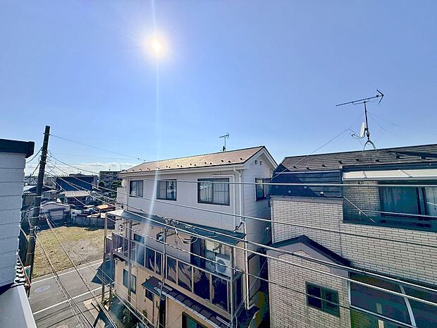 窓を開けると広がる青空。心をリフレッシュして日々を過ごしていきましょう。