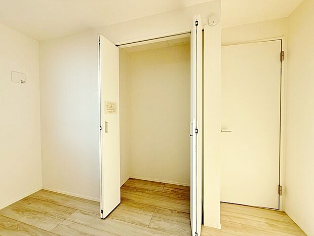 居室にはクローゼットがあり、荷物もスッキリ収納して快適にお過ごしいただけます。
