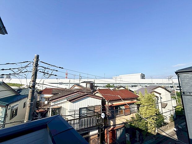 窓を開けると広がる青空。心をリフレッシュして日々を過ごしていきましょう。
