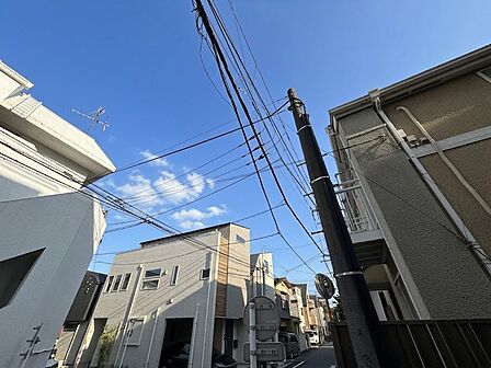 窓を開けると広がる青空。心をリフレッシュして日々を過ごしていきましょう。