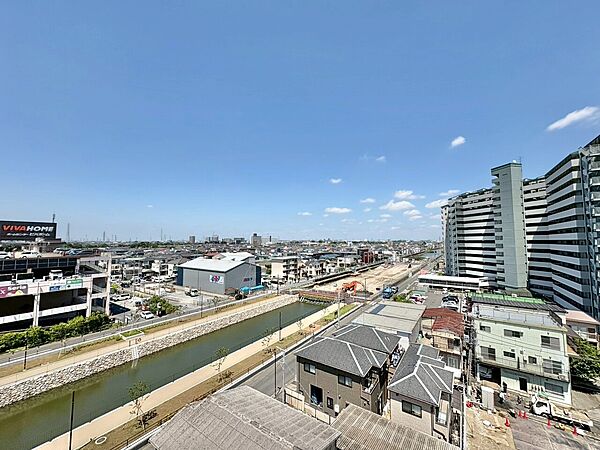 窓を開けると広がる青空。心をリフレッシュして日々を過ごしていきましょう。