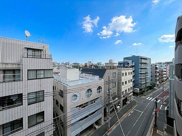 窓を開けると広がる青空。心をリフレッシュして日々を過ごしていきましょう。