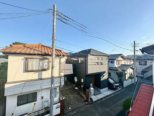 窓を開けると広がる青空。心をリフレッシュして日々を過ごしていきましょう。