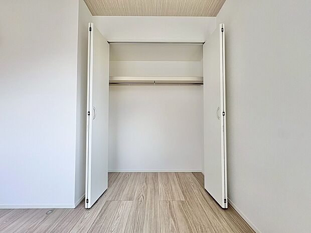 居室にはクローゼットがあり、荷物もスッキリ収納して快適にお過ごしいただけます。