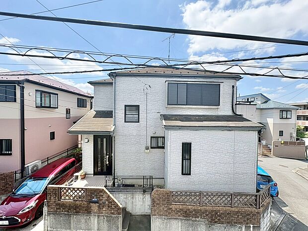 窓を開けると広がる青空。心をリフレッシュして日々を過ごしていきましょう。