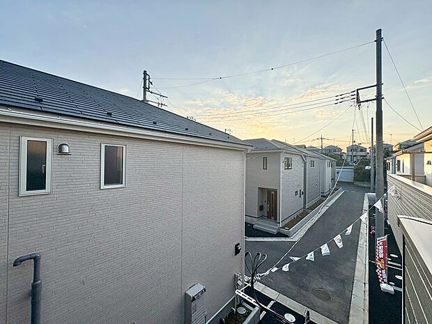 窓を開けると広がる青空。心をリフレッシュして日々を過ごしていきましょう。